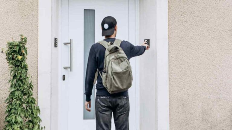 Hvordan oplader man en ringeklokke?